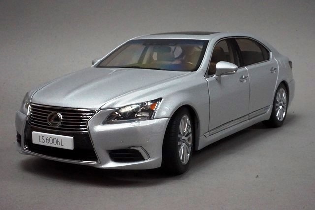 1/18 オートアート 78841 レクサス LS600hL ソニックシルバー, Boost