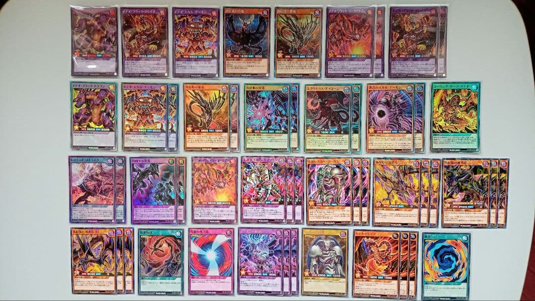 遊戯王 ラッシュデュエル 真紅眼 デッキパーツ 遊戯王 レッドアイズ デッキ 未使用スリーブ付き 真紅眼 構築済み 1枚